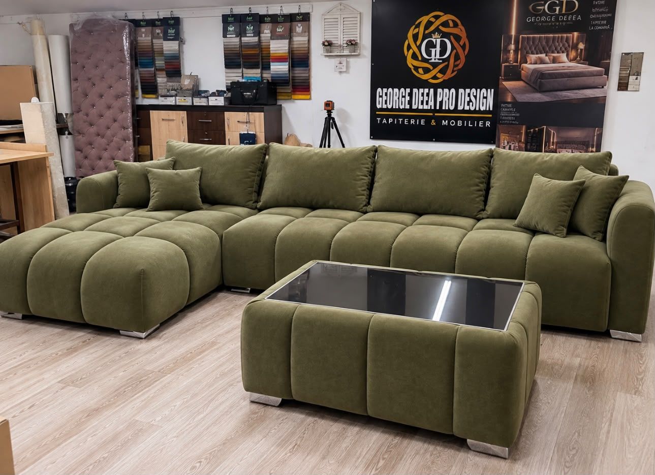 Colțar și taburet verde măsliniu în showroom-ul George Deea Pro Design