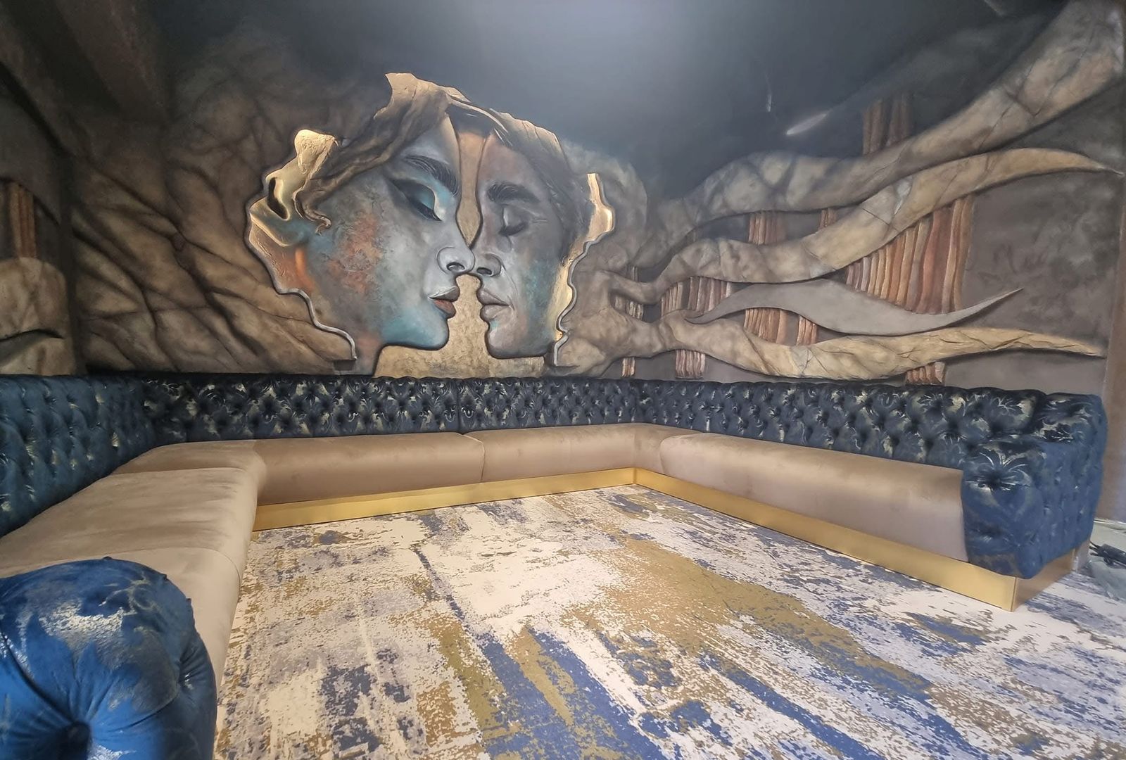 Lounge cu banchetă albastră